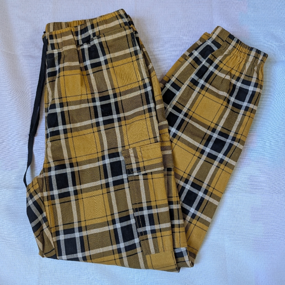 Design Lab Lord and Taylor Yellow and Black Plaid Pattern Cargo Joggers